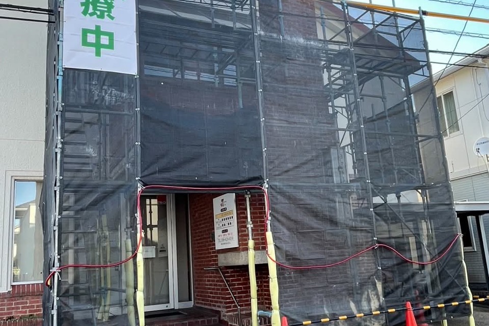 倉敷市T耳鼻科様外構工事の為足場工事の画像