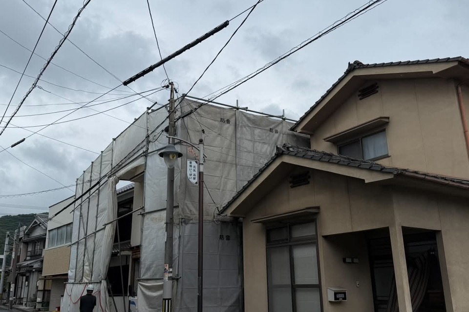 井原市内家屋解体工事の為養生足場組立の画像
